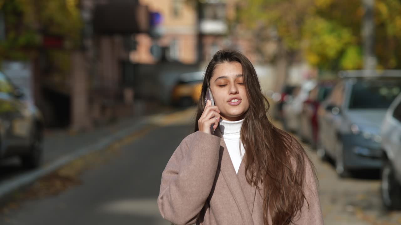 mujer joven hablando por teléfono al aire libre