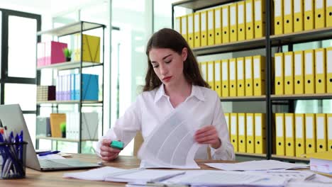 mujer trabajando en su escritorio