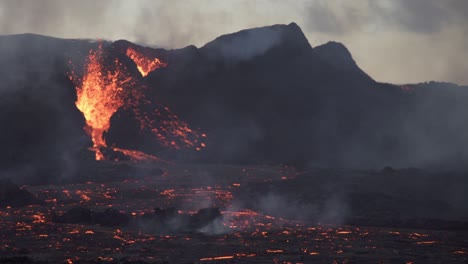 el cráter volcánico humeante erupción piscina de lava