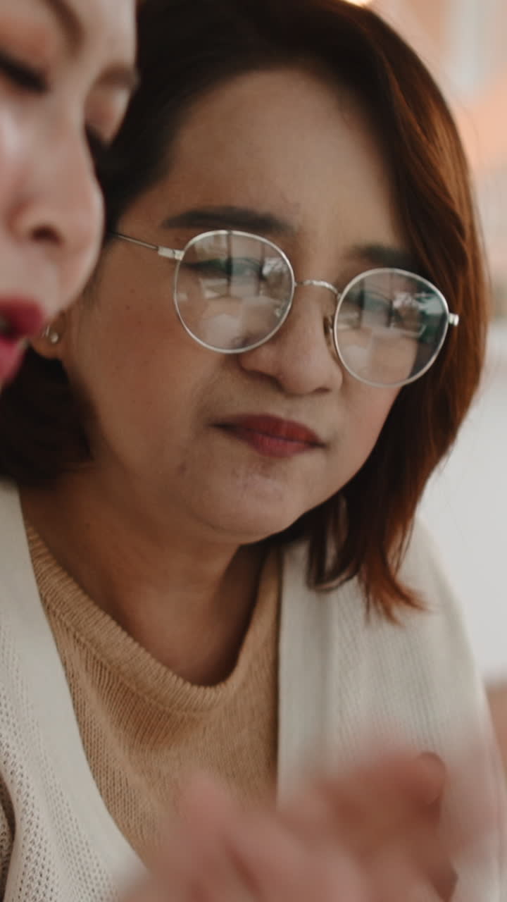 En kvinde med briller