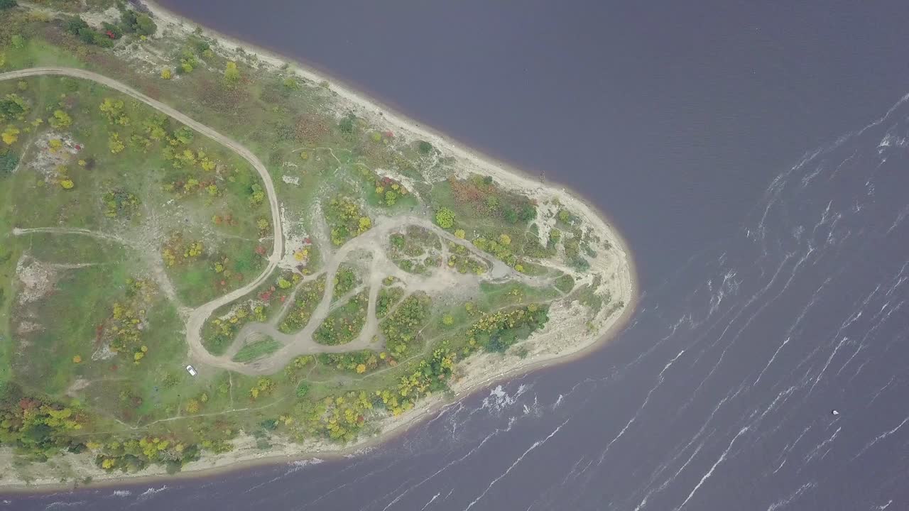 가을의 풍경과 함께 강곡의 공중 풍경