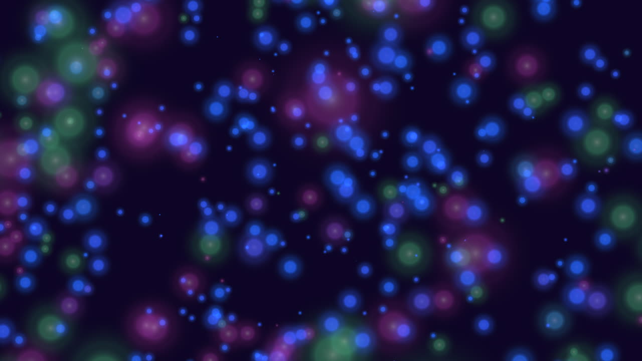 Filmato astratto di luci bokeh colorate e luminose e particelle morbide che fluttuano su uno sfondo scuro, ideale per sovrapposizioni festive, motion graphics e sfondi onirici