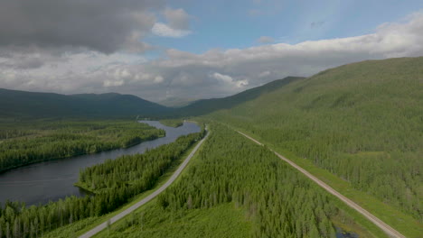 Lange-Straße-Durch-Fichtenwald-Auf-Der-Autobahn-E6-Entlang-Des-Flusses-Namsen-In-Namsskogan,-Norwegen