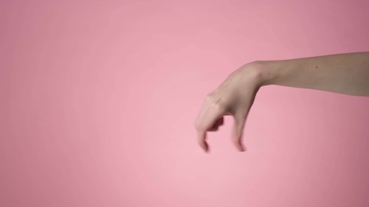 작은 물건을 손으로 잡고