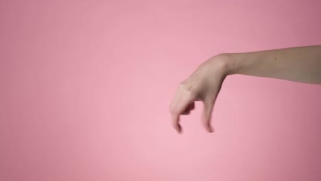 la mano agarrando algo pequeño