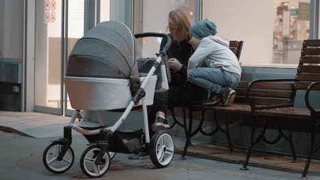 Mother-with-two-children-in-evening-city