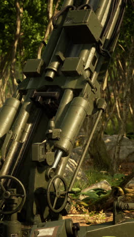 primer plano de un obús militar en un entorno forestal