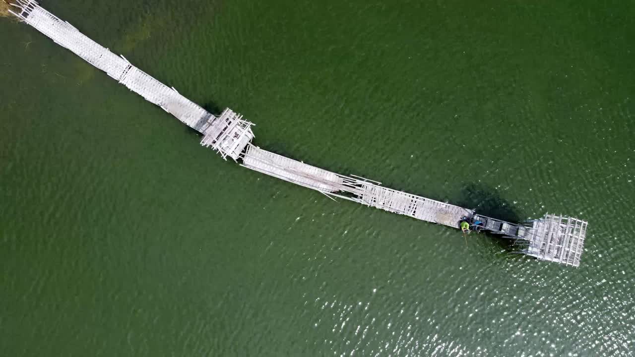 호수 위에서 드론 촬영