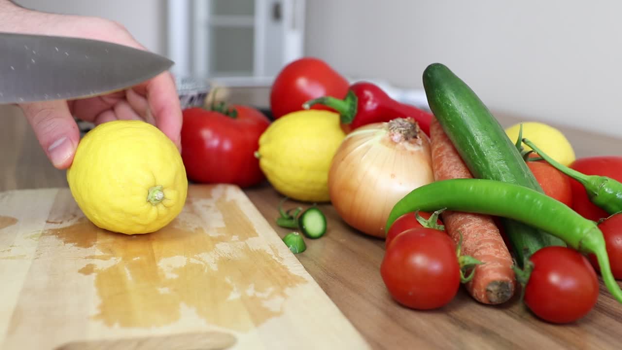 hacer ensalada en la cocina de dieta