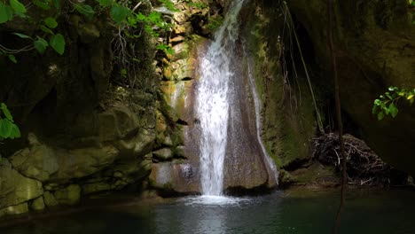 Sonnenlicht-Scheint-Auf-Den-Kefalogourna-Wasserfall,-Umgeben-Von-Grüner-Vegetation-Und-Moosigen-Felsen,-Insel-Thassos,-Griechenland