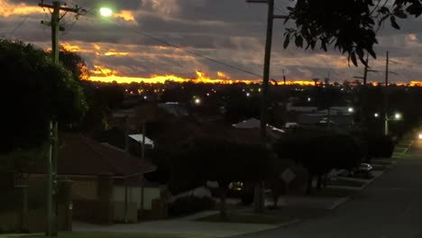 una franja de puesta de sol dorada en el horizonte sobre los suburbios de perth - bedford, australia occidental