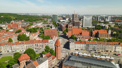 Casco-Antiguo-Con-Viviendas-Históricas-En-La-Ciudad-De-Gdansk,-Vista-De-Drones,-St