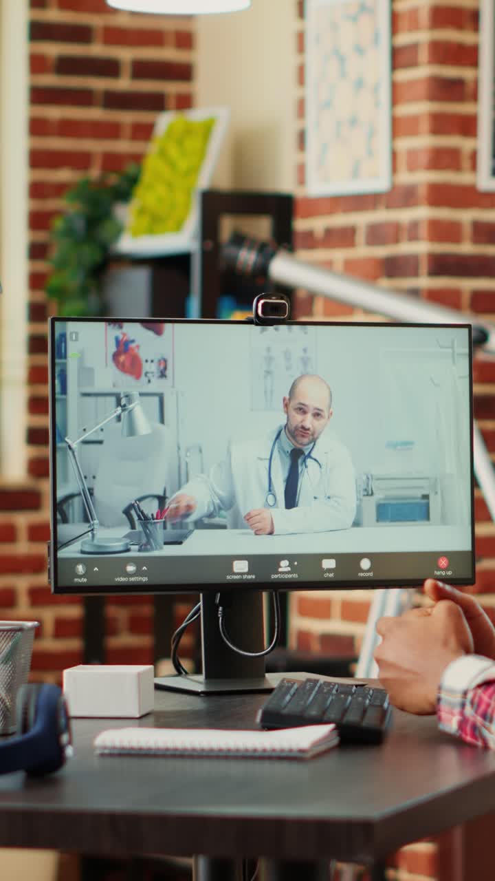 Consulto di telemedicina con un medico tramite videochiamata