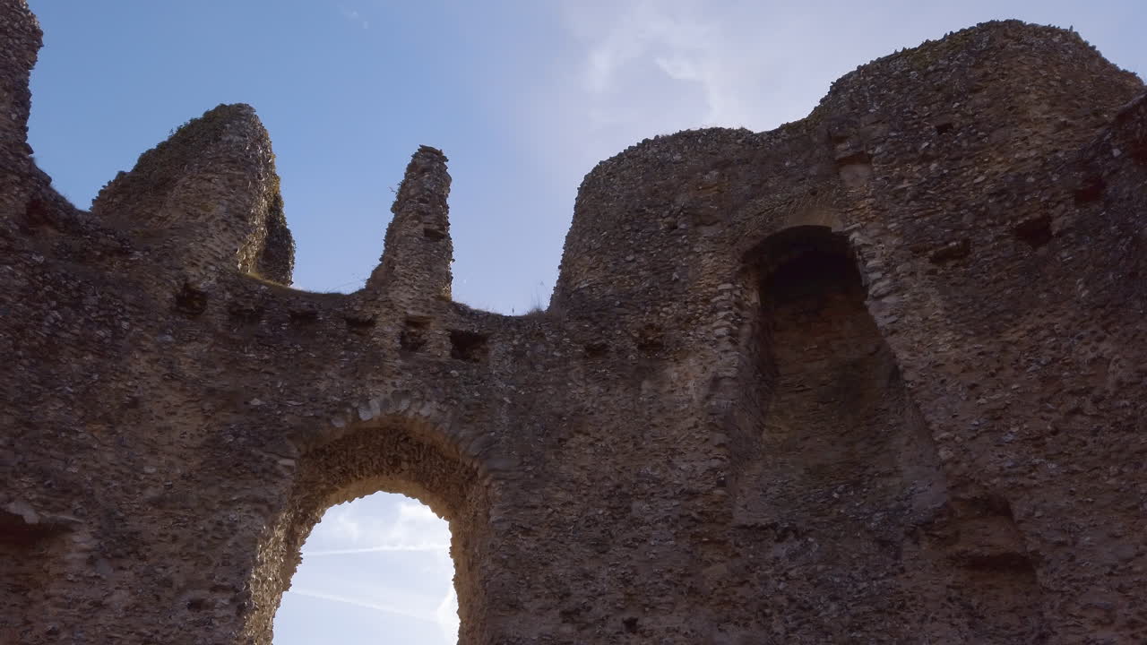 pan lento a través de las ruinas del castillo