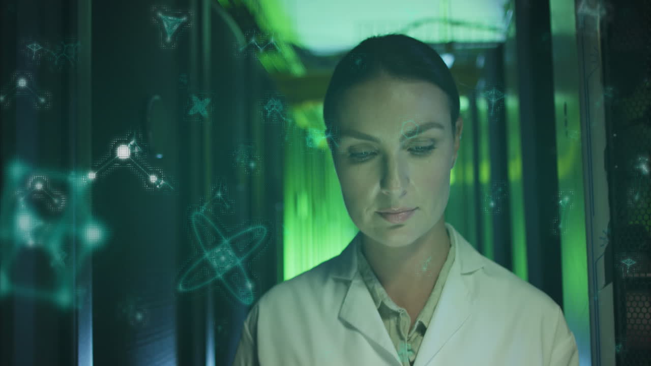 animación de estructuras moleculares sobre ingeniera caucásica usando una tableta en la sala de servidores