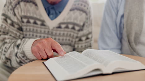 hombre, mano y lectura de la biblia en la mesa con el sacerdote