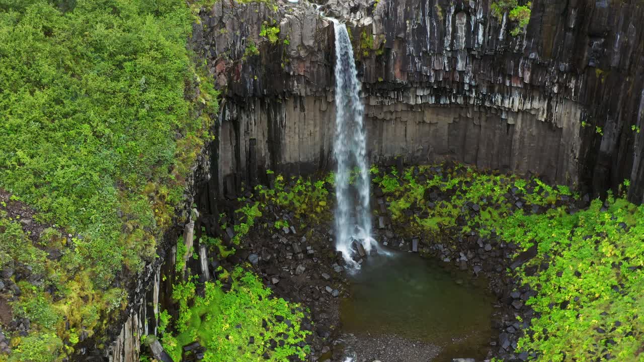 cascada svartifoss en el parque nacional vatnajokull, islandia - toma aérea de drones