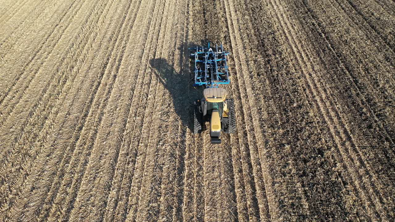 tractor arando un campo