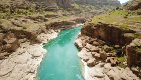 Río-De-Color-Turquesa-Vívido-Paisaje-Escénico-Del-Cañón-Del-Valle-En-La-Temporada-De-Verano-El-Tiempo-De-Aventura-De-Viajar-Al-área-Natural-Salvaje-De-Las-Tierras-Altas-Acampar-Al-Aire-Libre-En-El-Campo-Rural-De-Irán-Vista-Aérea-Maravillosa