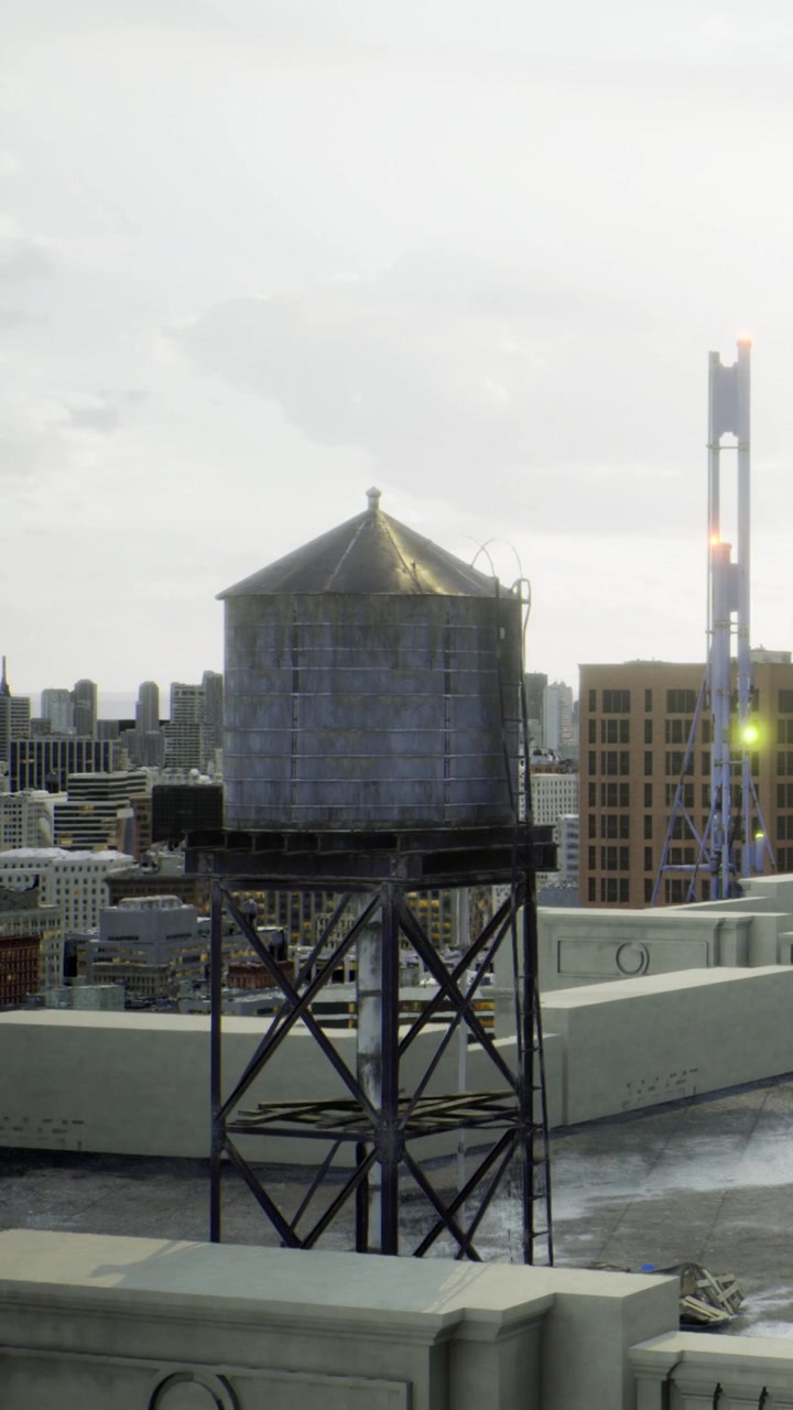 Vista del horizonte urbano con edificios y una torre de agua bajo un cielo nublado