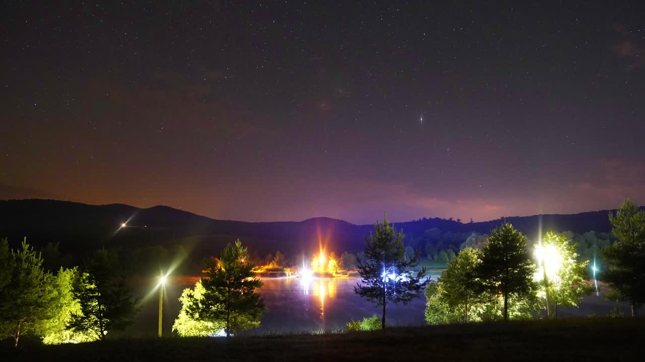 luces brillantes, estrellas sobre el lago en la noche cerca de varbo, hungría