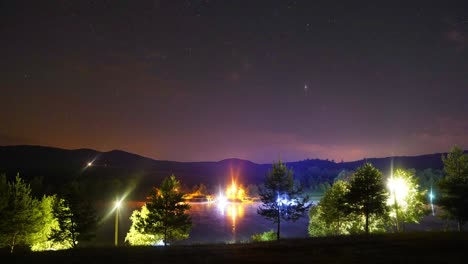 Helle-Blinkende-Lichter,-Sterne-über-Dem-See-In-Der-Nacht-In-Der-Nähe-Von-Varbo,-Ungarn