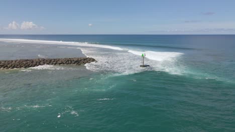 Dron-Dando-Vueltas-Alrededor-Del-Marcador-Verde-En-La-Cuenca-Del-Barco-Hagatna-En-Guam,-EE.UU.