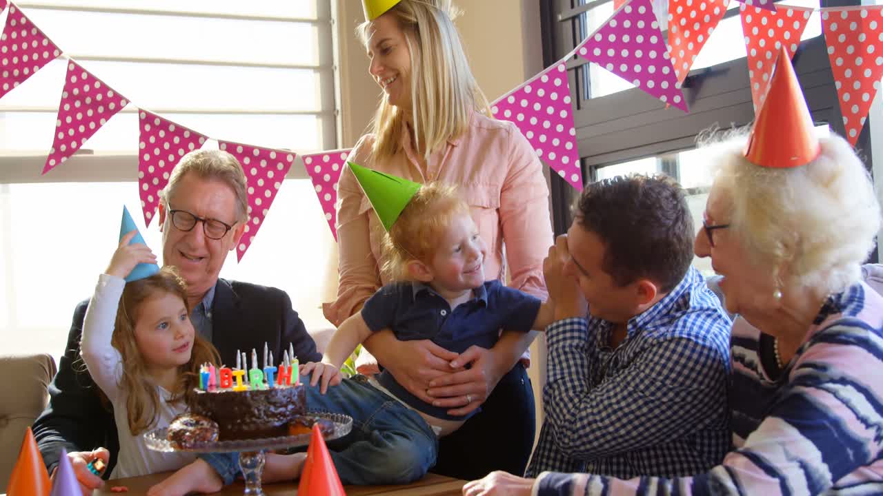 familia celebrando su cumpleaños en la sala de estar 4k