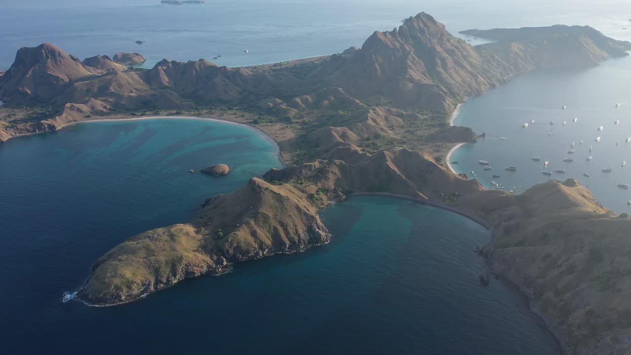 vista aérea de la isla de padar, parque nacional de komodo, indonesia