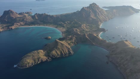 Vista-Aérea-De-La-Isla-De-Padar,-El-Parque-Nacional-De-Komodo,-Indonesia