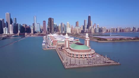 Una-Hermosa-Antena-Diurna-Alrededor-Del-Navy-Pier-En-Chicago-Con-El-Horizonte-De-La-Ciudad-De-Fondo-2