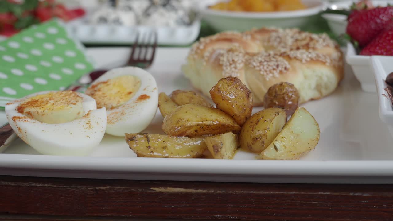 달, 감자,, 과일 이 있는 아침식사 뷔페