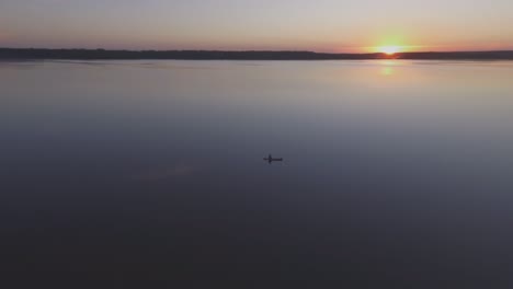 Luftfliegen-Um-Fischer-In-Einem-Boot-Auf-Einem-See-An-Einem-Ruhigen-Sommerabend-Bei-Sonnenuntergang