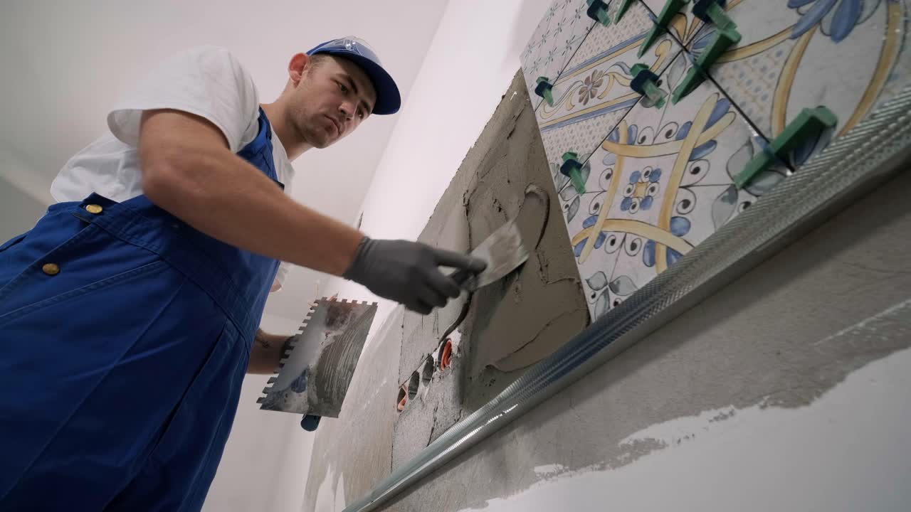construcción, renovación, reparación de apartamentos. instalación de azulejos de cerámica para el suelo - medición y corte de las piezas. cortes de azulejas. corte de azulajes