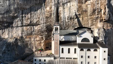 Vista-Aérea-De-Drones-De-La-Iglesia-Madonna-Della-Corona