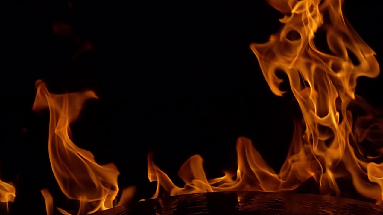 Fiamme su sfondo nero al rallentatore