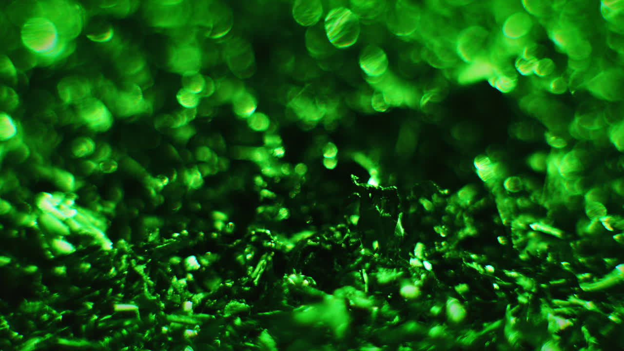 Emerald color metal alloy fillings moving