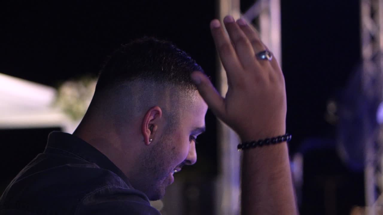 dj tocando en una boda