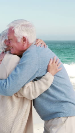 una vieja pareja jubilada abrazándose
