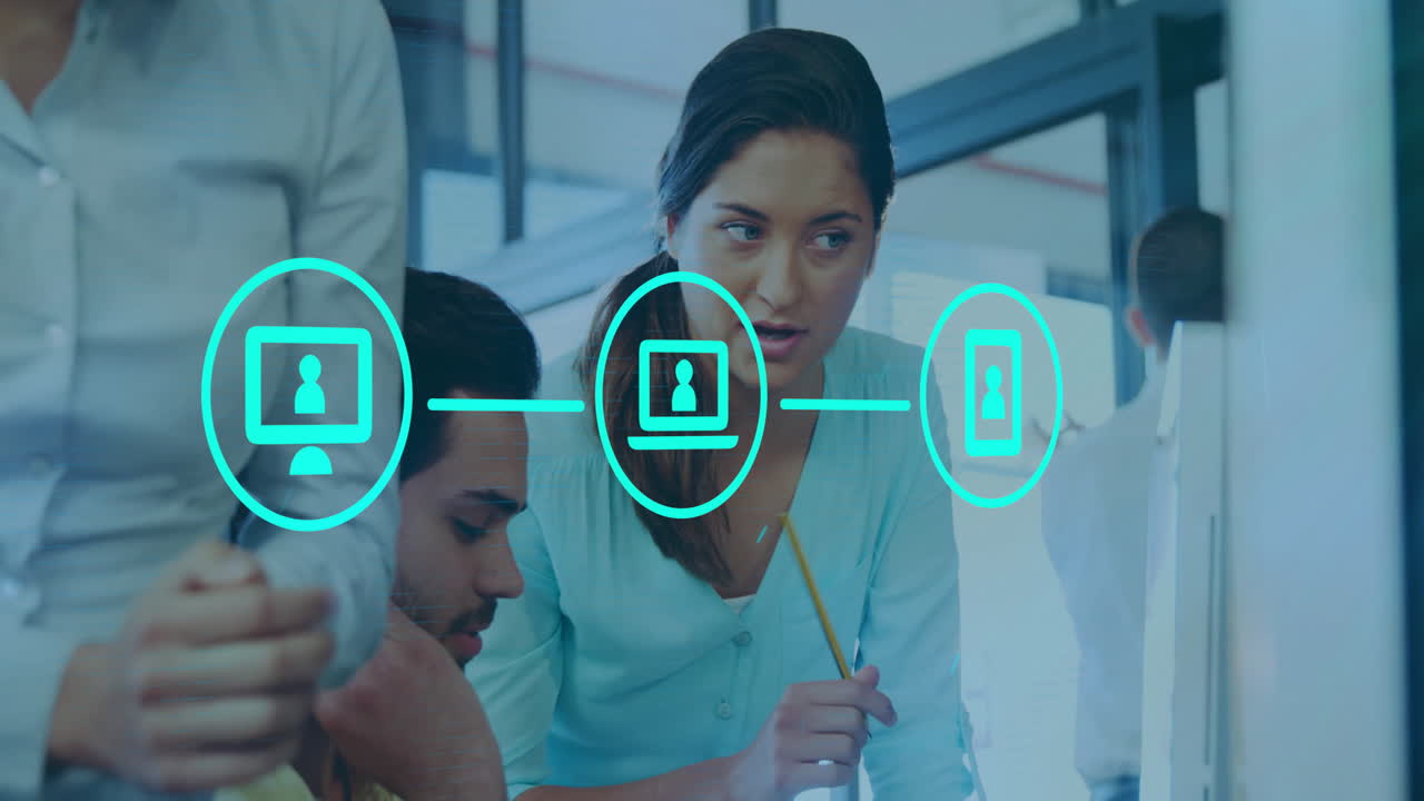 animación de una red de iconos digitales sobre diversos empresarios en la oficina