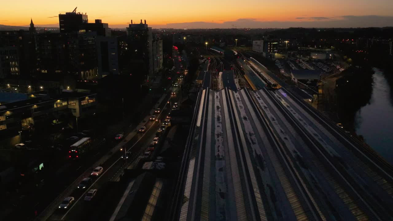 Filmato aereo cinematografico 4K di Heuston Station di notte, Irlanda_027