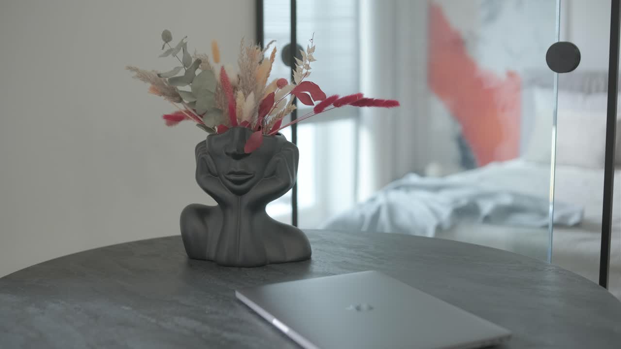 diseño y decoración de interiores de dormitorios modernos con sábanas blancas y grises, silla blanca, cabecera de luz nocturna.