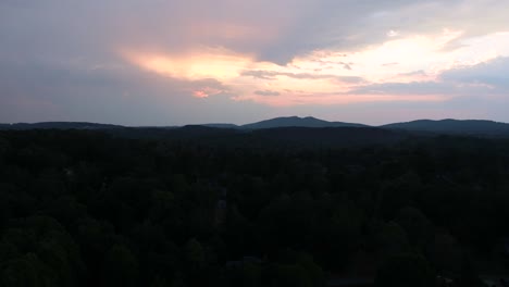 Bewölkter-Sonnenuntergang-über-Dem-Lake-Lanier-In-Georgia