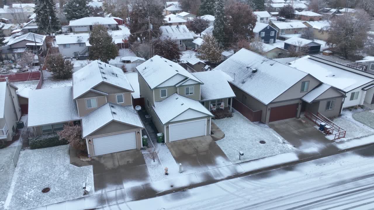 vista aérea de casas unifamiliares con una capa fresca de nieve sobre ellas