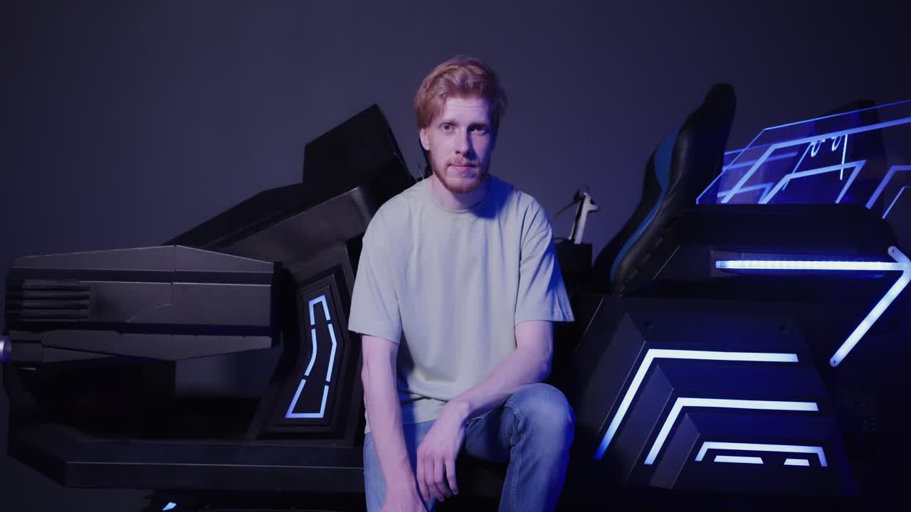 hombre sentado en una silla de juego vr futurista