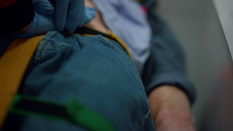 médico de emergencia con guantes haciendo un chequeo médico del paciente