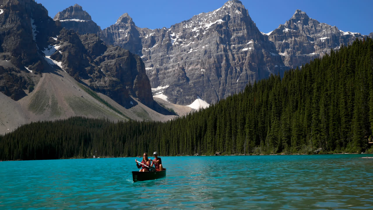 시골의 강에서 을 는 보트 4k