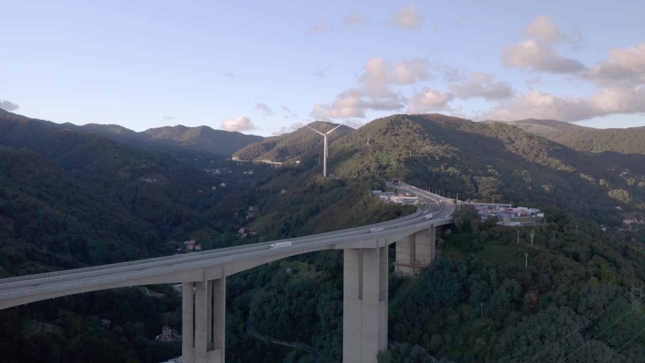 이탈리아의 산을 통해 작은 마을의 조감도