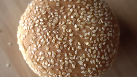 Bun-with-sesame-seeds-rotates