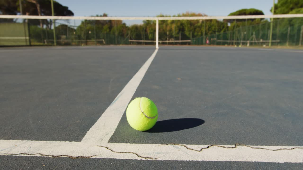 Video de pelota de tenis sobre una cancha de tenis